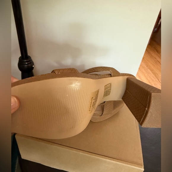 Brand new in box Journee Collection Women's Tan Heeled platform brown Sandals 7 - Picture 5 of 6